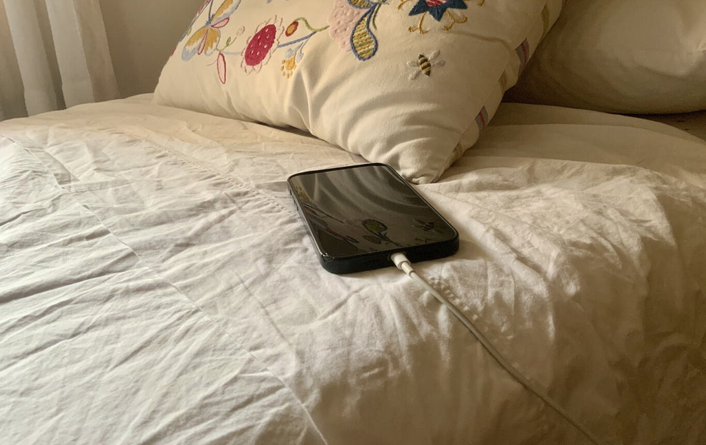 ¿Duermes con el iPhone al lado la cama? Esto es lo que dice Apple de este mal hábito